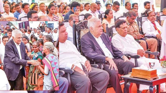 බේදයකින් තොරව පීඩාවට පත් වූ සියලු‍දෙනාට ප්‍රතිලාභ ද හිමිවිය යුතුයි ආර්ථිකය ශක්තිමත් කිරීමේදී කිසිවෙකු මග හරින්නේ නැහැ                                                 – ජනාධිපති රනිල් වික්‍රමසිංහ අඩු ආදායම්ලාභීන්ට සහල් බෙදාදීමේ ජාතික උත්සවයේදී කියයි