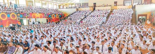 මාලිමාවේ රැස්වීමට නිල ඇඳුමෙන් ගිය හෙද හෙදියන්ට එරෙහිව පැමිණිලි.